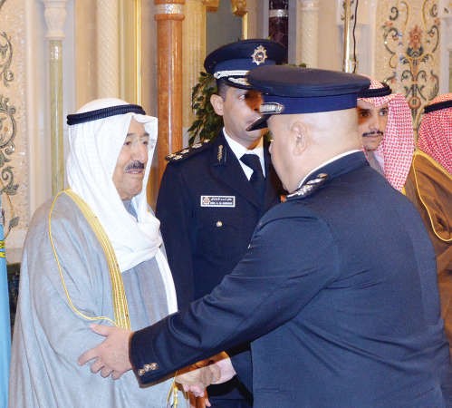 صاحب السمو الامير الشيخ صباح الاحمد يصافحالفريق سليمان الفهد