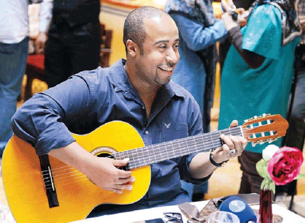 العماني يستعد لتقديم «الفيسبوك» بالمغربي والفرنسي