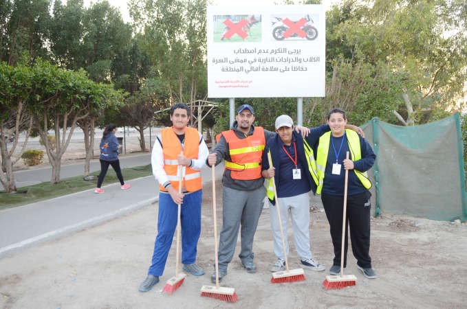عبدالمحسن حاجي متوسطا بعض المتطوعين في حملة ابناء جابر الاحمد