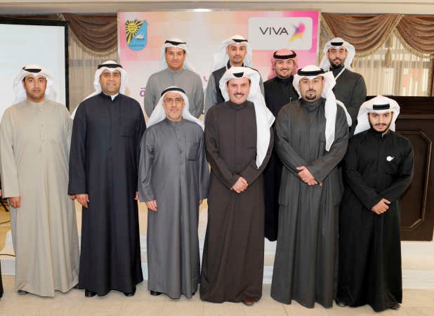 لقطة جماعية تضم مسلمان البدران ودحسين الخياط واعضاء كلية الهندسة والبترول بجامعة الكويت