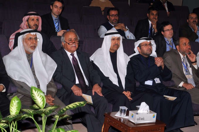 دعبداللطيف البدر ودحسن السند في مقدمة الحضور خلال الندوة قاسم باشا
