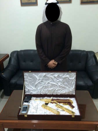المواطن وامامه السلاح المستخدم﻿