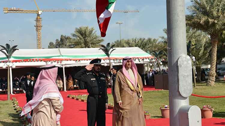 الشيخ فواز الخالد خلال مراسم رفع العلم ﻿