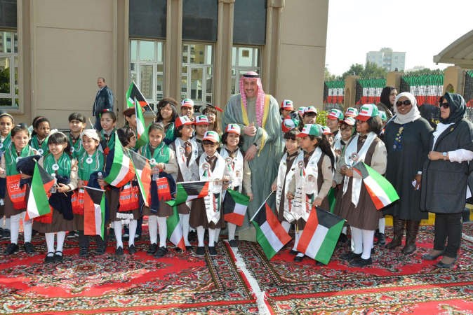 الشيخ فيصل الحمود خلال الاحتفال برفع العلم ﻿