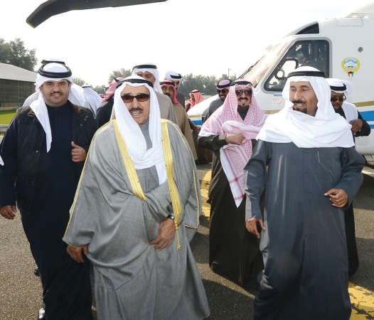 الشيخ علي الجابر مستقبلا صاحب السمو الامير الشيخ صباح الاحمد في مزرعة عزايز