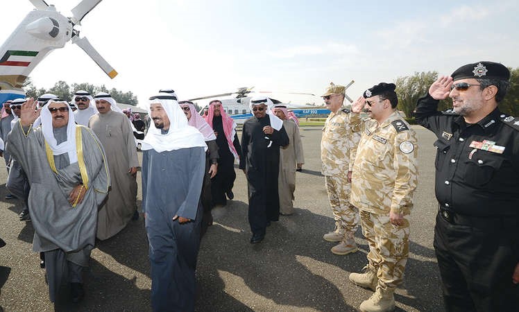 صاحب السمو الامير الشيخ صباح الاحمد لدى وصوله الى مزرعة عزايز وفي استقباله الشيخ علي الجابر وعدد من القيادات الامنية