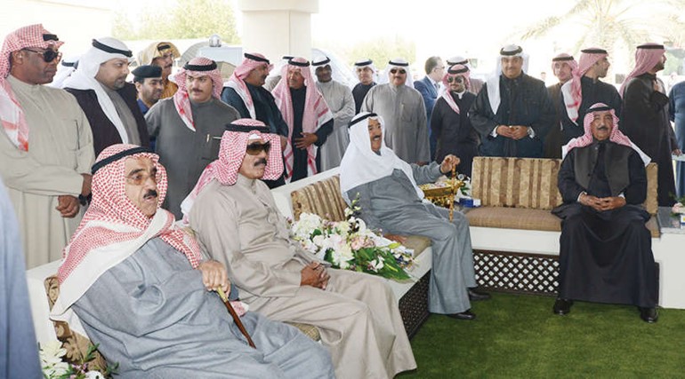 صاحب السمو الامير الشيخ صباح الاحمد وسمو ولي العهد الشيخ نواف الاحمد والشيخ جابر العبدالله والشيخ فيصل السعود وعدد من الشيوخ خلال حفل الغداء في عزايز