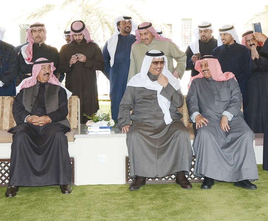 حديث بين سمو الشيخ جابر المبارك والشيخ دابراهيم الدعيج بحضور الشيخ جابر العبدالله والشيخ فيصل الحمود وعدد من الشيوخ