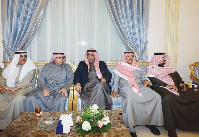 الشيخ خالد الجراح والشيخ دعيج الخليفة والشيخ فيصل المالك وعدد من الشيوخ