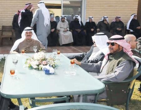 الشيخ سلمان الحمود والشيخ عذبي الناصر وعدد من الحضور