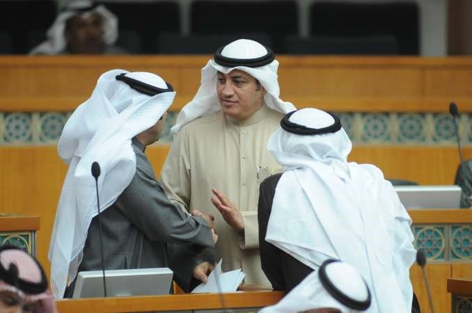 عسكر العنزي مع بعض النواب خلال الجلسة
﻿