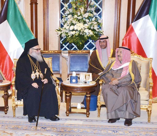 صاحب السمو الامير الشيخ صباح الاحمد خلال استقباله الرئيس الاعلى لكنيسة الروم الارثوذكس البطريرك يوحنا العاشر اليازجي
