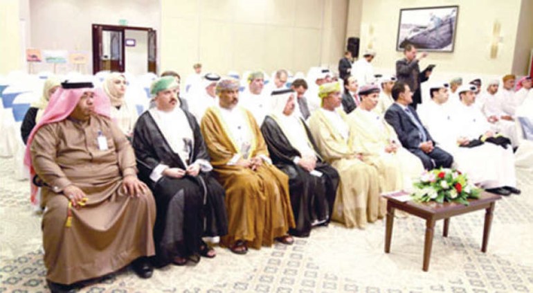 عدد من المشاركين في اجتماعات الامانة العامة لاتحاد الصحافة الخليجية يتوسطهم الامين العام ناصر العثمان﻿