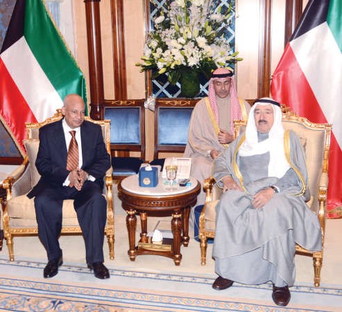 صاحب السمو الامير الشيخ صباح الاحمد مستقبلا السفير المصري عبدالكريم سليمان