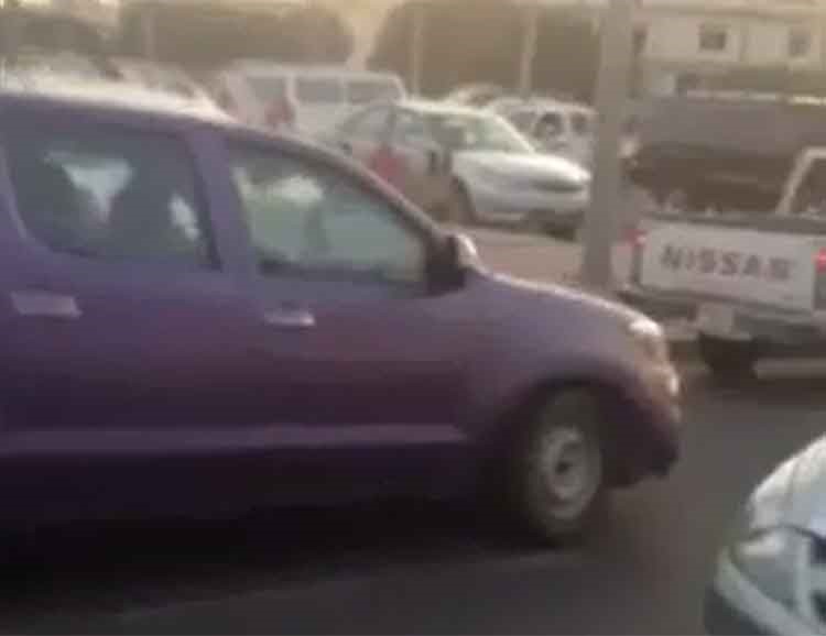 بالفيديو.. مستهتر يدهش الجميع بهروبه من "دورية" في موقف مدرسة مزدحم.. ومواطنون يحاولون منعه بعد دعمه السيارات