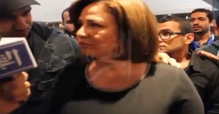 بالفيديو.. الهام شاهين تنهر معجباً تحرش بها: شيل ايدك عن كتفي