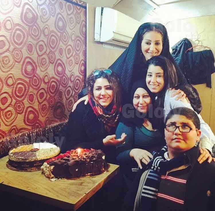 بالصور.. أيتن عامر وشقيقتها وفاء تحتفلان بعيد ميلاد والدتهما