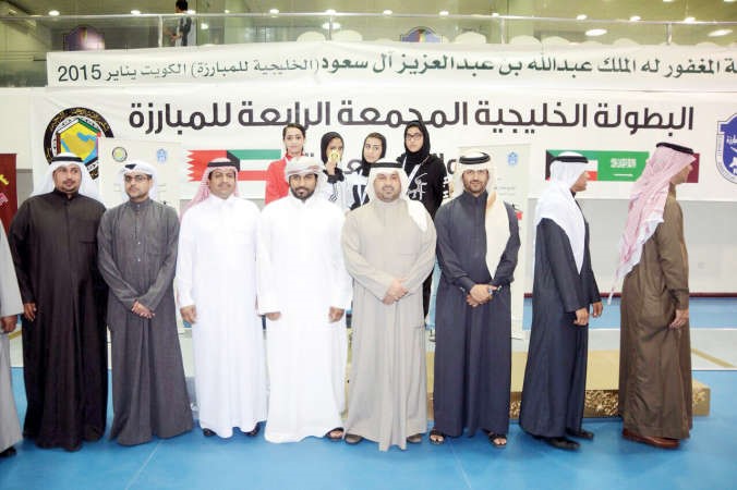 الشخصيات الحاضرة مع الفائزات على منصة التتويج﻿
