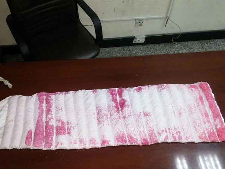 الحزام بعد نزعه وتبدو الحبوب المخدرة بداخله﻿