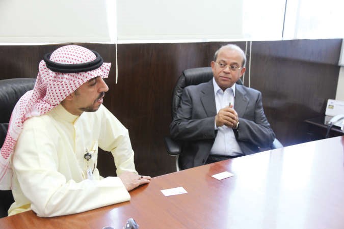 علي العليمي خلال توقيع عقد المشاركة