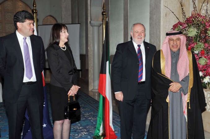 السفير السعودي د عبدالعزيز الفايز مهنئا السفير الاسترالي ﻿