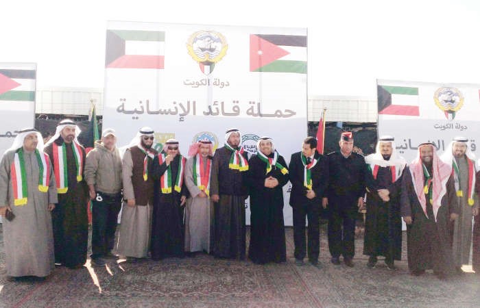 يعقوب الصانع وعدد من قيادات العمل الخيري قبيل توزيع المساعدات في مخيم الزعتري﻿