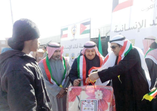  الوزير الصانع يوزع المساعدات على اللاجئين السوريين﻿