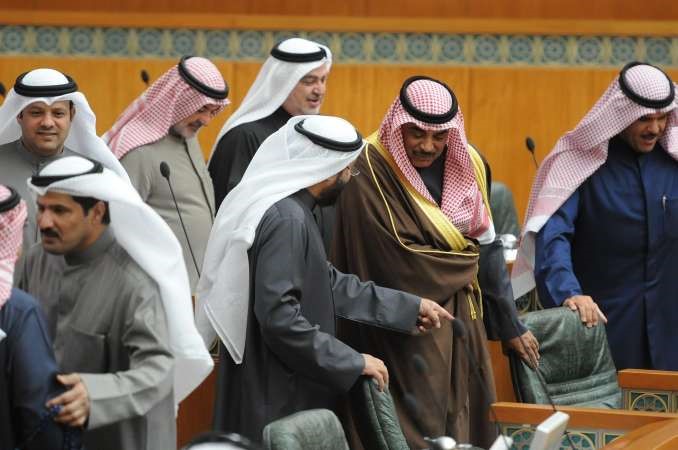 الشيخ صباح الخالد ودعلي العمير يتوسطان النواب

