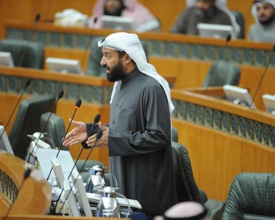 دعلي العمير متحدثا
