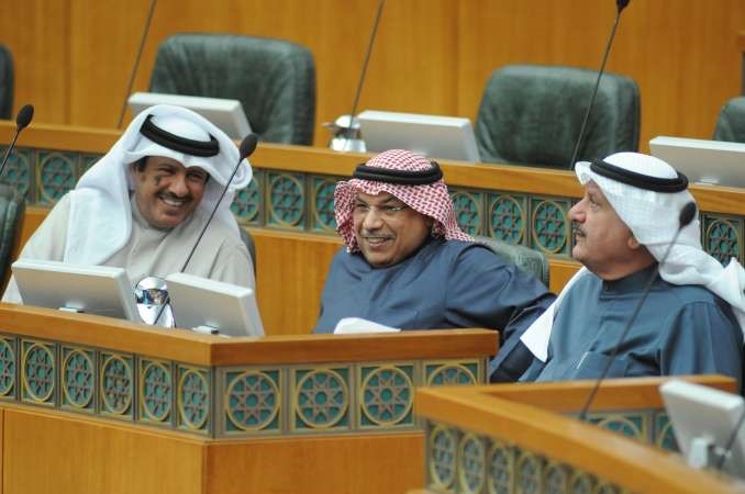 نائب رئيس الوزراء ووزير الدفاع الشيخ خالد الجراح متوسطا ماجد موسى وعيسى الكندري
