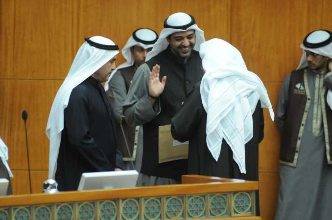 الشيخ محمد العبدالله في حديث مع بعض النواب
