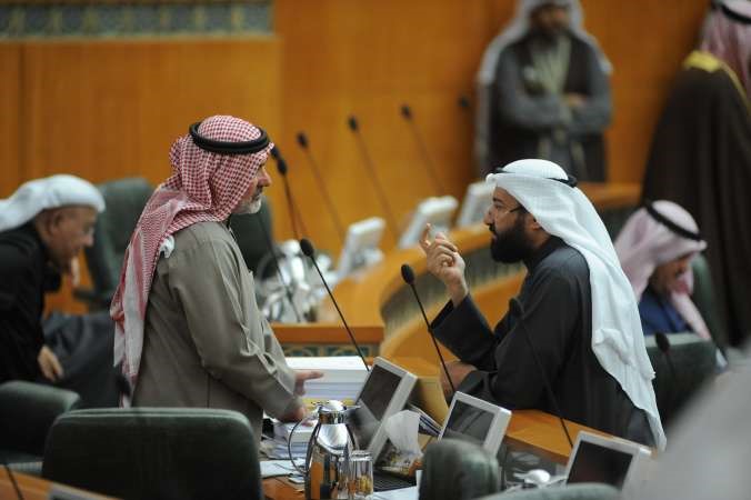 نقاش بين العمير وعاشور
