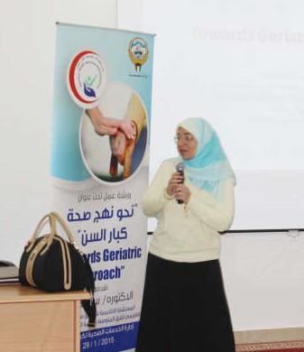 د سارة حمزة متحدثة خلال المحاضرة