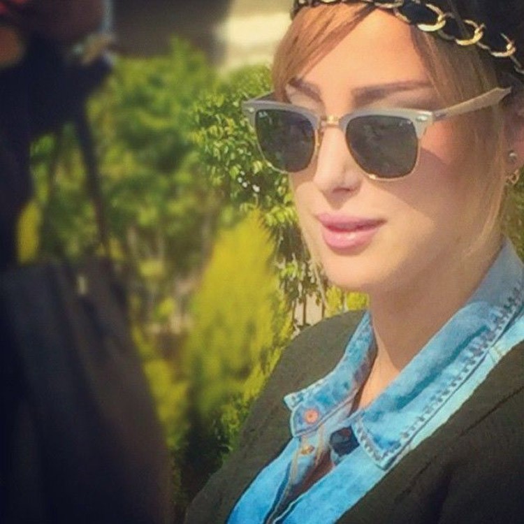 زوجة تامر حسني تنشر صورتها مع أمها.. وتتألق بالأسود