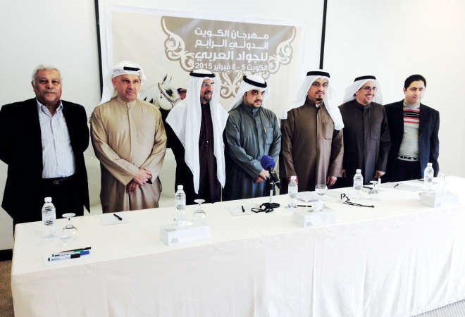الشيخ علي ناصر العلي وعبدالله البريهي مع اعضاء اللجنة الاعلامية﻿