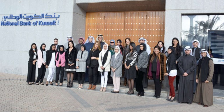 مدير عام مجموعة الموارد البشرية في بنك الكويت الوطني عماد العبلاني وقيادات من البنك الوطني يتوسطون المتدربين الجدد في برنامج الشباب
