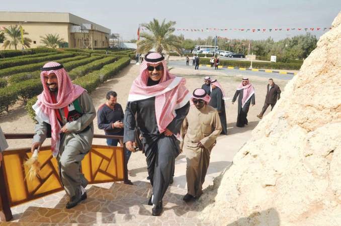 الشيخ صباح الخالد والشيخ علي الجابر في جولة بالمزرعة