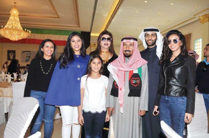 الشيخ علي الجابر وعائلته في استقبال ضيوفهم