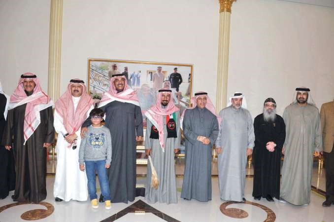 الشيخ صباح الخالد والشيخ علي الجابر يتوسطان ضاري العجران ورحمة الزعابي والشيخ خليفة بن حمد ال خليفة ود عبدالعزيز الفايز وعبدالعزيز الفهيد والقمص بيجول