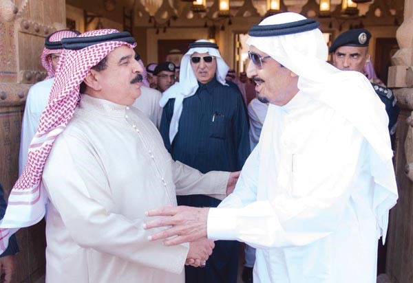 خادم الحرمين الشريفين الملك سلمان بن عبدالعزيز مستقبلا عاهل البحرين الملك حمد بن عيسى