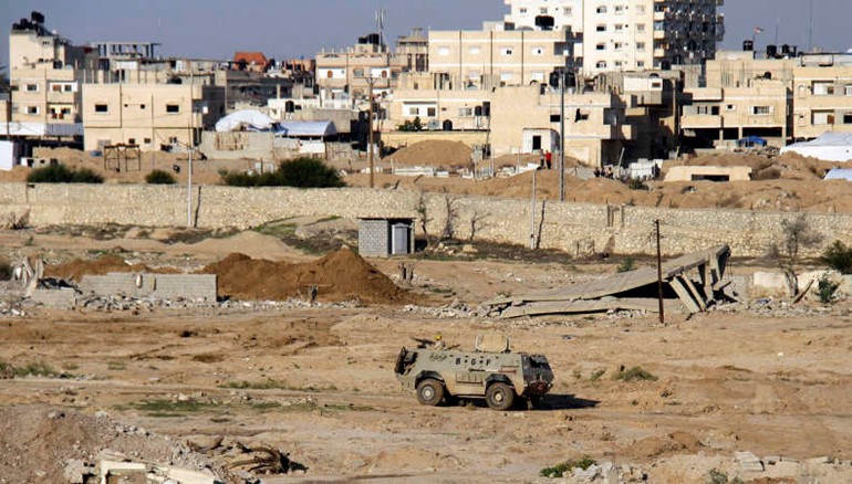 مدرعة تابعة للجيش تقف على الجانب المصري من مدينة رفح الحدودية في شمال سيناءاپ 