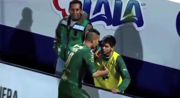 بالفيديو..لاعب مكسيكي يحتفل بهدفه بطريقة غريبة! 