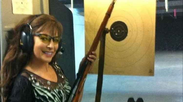 جين في حقل الرماية متمنطقة ببندقية من التي تبيعها ويتدرب زبائنها على استعمالها في اركنساس