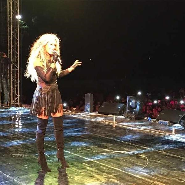 بالصور.. مايا دياب تشعل المسرح بشعرها الـ"كيرلي" وفستان غير تقليدي