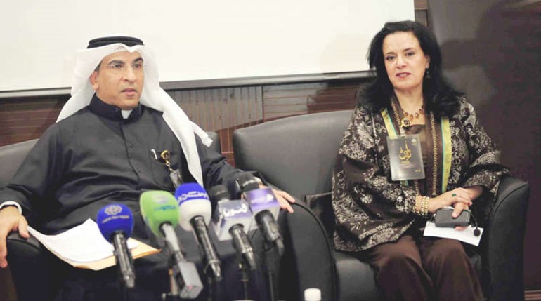 الوكيلة المساعدة المديرة العامة لمكتب الشهيد فاطمة الامير مع دعلي العنزي