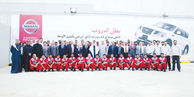 تاكاشي هاتا في صورة جماعية مع فريق نيسان البابطين بعد افتتاحه مركز الصيانة الخاص بسيارات باترول