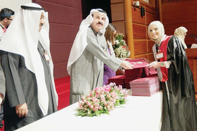 تكريم احدى موظفات البنك 