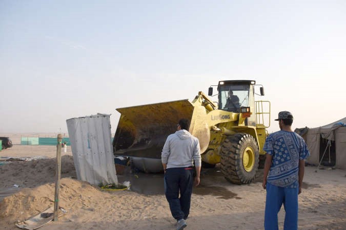جرافات البلدية تهدم ما تبقى من المخيم﻿