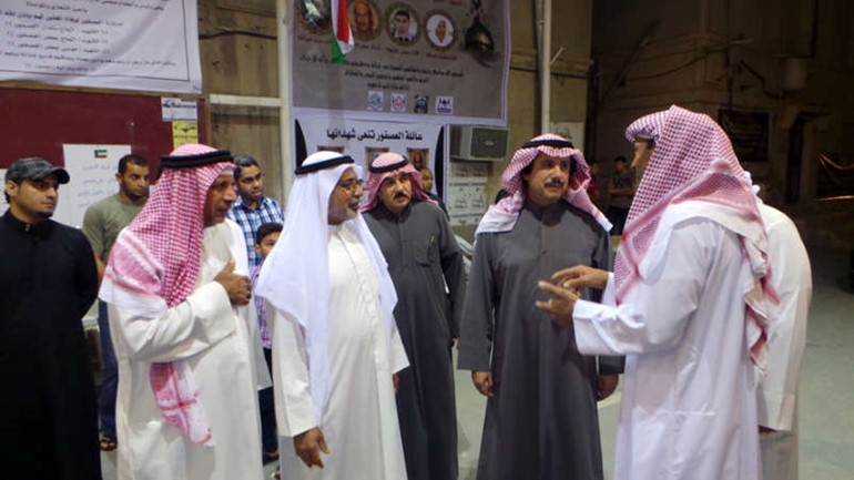 السفير عزام الصباح مقدما التعازي لعائلات المتوفين بالحادث﻿