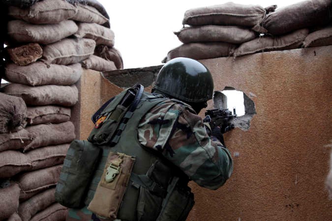 مقاتل كردي من قوات البيشمركة يطلق النار على مقاتليداعش في الخطوط الامامية للجبهة في الموصلرويترز ﻿